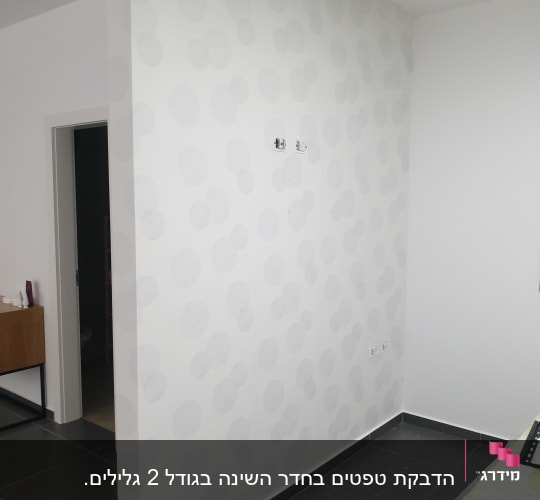 קיר עם טפט עיגולים אפורים על רקע לבן